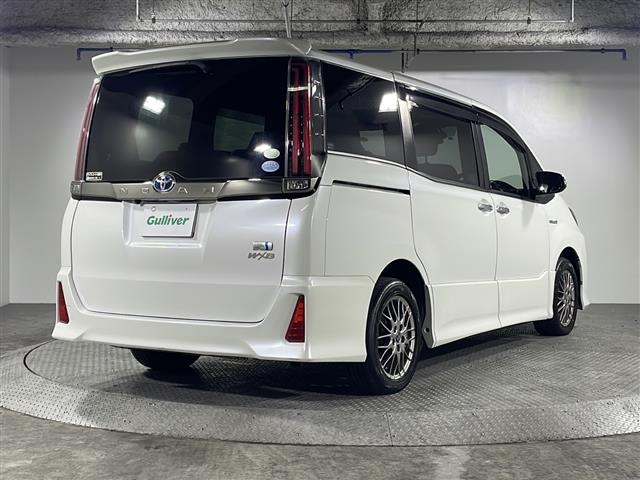 ノア ハイブリッドＳｉ　ダブルバイビー　禁煙車　７人乗り　純正９インチナビ　フルセグＴＶ　ＣＤ　ＤＶＤ　Ｂｌｕｅｔｏｏｔｈ　純正フリップダウンモニター　両側パワースライドドア　前後ドライブレコーダー　ビルトインＥＴＣ２．０　サンシェード（37枚目）