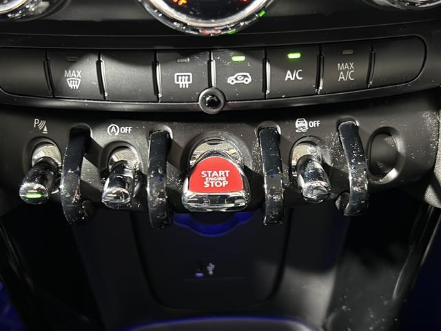 【　スマートキー・プッシュスタート　】鍵を挿さずにポケットに入れたまま鍵の開閉、エンジンの始動まで行えます。