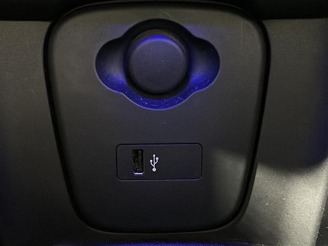 【ＵＳＢ端子】ＵＳＢ接続もついていますので携帯などの電子機器の充電にも使えて便利です♪