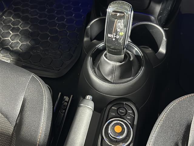 【　シフト　】シフトも操作しやすく快適なドライブを楽しんでいただけます。