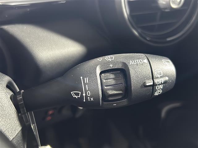 【オートワイパー（ＡＵＴＯ）】雨が降り出した時に、雨滴検出用センサー（レインセンサー）が雨滴を感知すると、自動でワイパーが動作します。