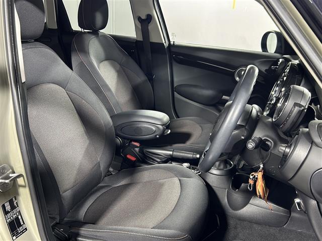 【運転席】座り心地が良いシートなので長時間の運転でも快適にお過ごしいただけます。新品のフロアマットのご注文も可能です。掲載箇所以外にご希望の写真がございましたらお気軽にお問い合わせ下さい。