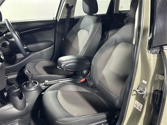 【助手席】きれいな助手席なので家族や友だちに乗ってもらっても安心です。