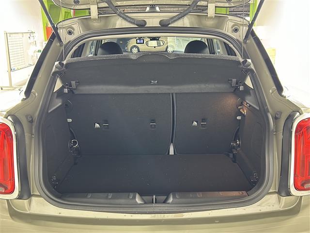 【ラゲッジスペース】リアシートを倒せばこの大容量！！ダンボールなどの大きい荷物も釣り具などの長尺物まで様々載せられそうです！！