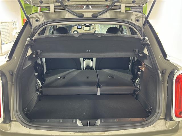 【ラゲッジスペース】リアシートを倒せばこの大容量！！ダンボールなどの大きい荷物も釣り具などの長尺物まで様々載せられそうです！！