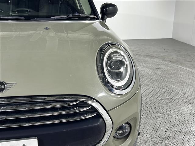 【ＬＥＤヘッドライト】消費する電力が少なく耐久年数が長いのが特徴のヘッドライトです。さらに長持ちさせたい方は、ヘッドライト・フロントガラスなどのコーティングもご用意しています。