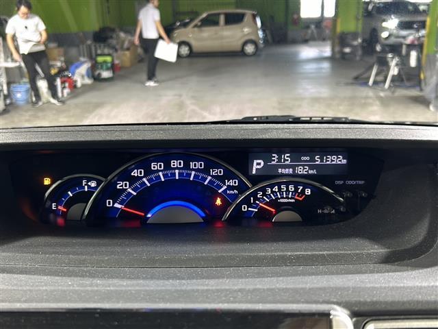 【　メーター　】メーターまわりも鮮やかに照らし出され、デザイン、安全性ともにバッチリですね♪