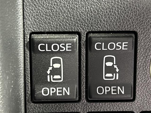 【　両側パワースライドドア　】小さなお子様でもボタンひとつで楽々乗り降り出来ます♪駐車場で両手に荷物を抱えている時もボタンひとつで自動で開いてくれますので、ご家族でのお買い物にとっても便利な装備です♪