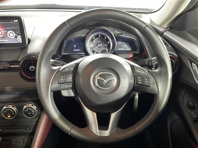 【革巻きステアリング】本革仕様で高級感あふれるハンドルです。使えば使うほど味が出てくるので段々と愛着が湧いてくるのはレザー素材ならではです！