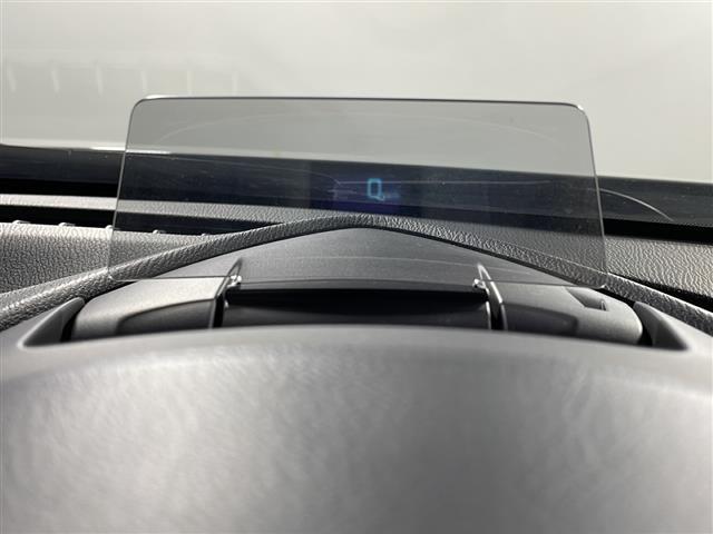 【ヘッドアップディスプレイ（ＨＵＤ）】フロントウインドウガラスに走行情報を投影します。運転中の目線と重なるように表示されるので、少ない視線移動で速度が確認できるので、　ドライビングに集中できます！