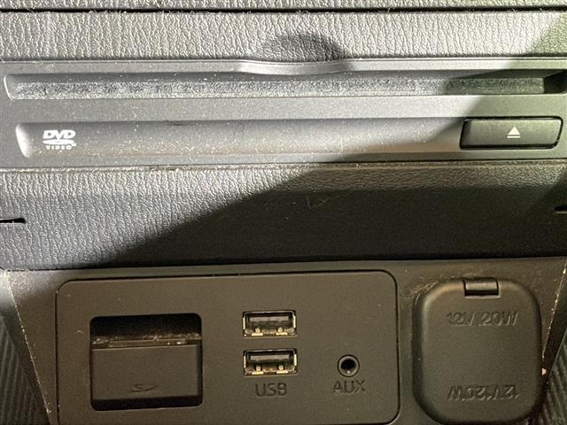 【アクセサリーソケット（電源ソケット）】電源からケーブルをつなげば、スマートフォンなどの電子機器の充電などを行うことができます！ゲーム機器や、カメラの充電にも便利ですね。