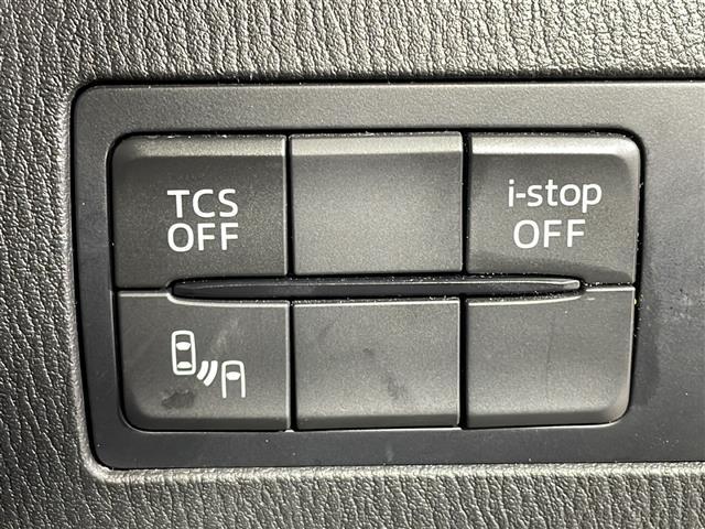 【アイドリングストップ】信号待ちや一時停止時に、エンジンのアイドリングを自動的にストップして、燃費の向上に貢献します！