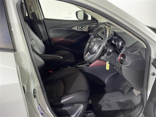 【運転席】座り心地が良いシートなので長時間の運転でも快適にお過ごしいただけます。新品のフロアマットのご注文も可能です。掲載箇所以外にご希望の写真がございましたらお気軽にお問い合わせ下さい。