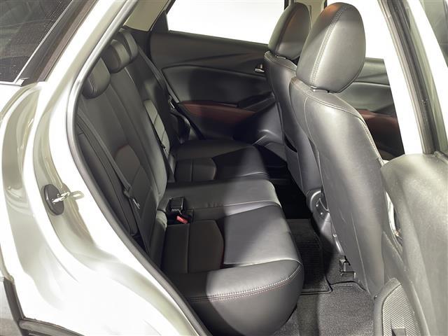 【後部座席】大人が座っても余裕のある広さです！！頭上や足元のスペースも広く取ってあります！