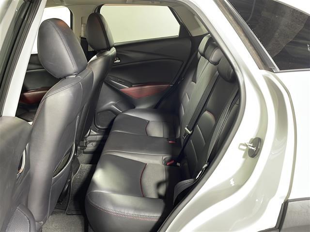 【後部座席】大人が座っても余裕のある広さです！！頭上や足元のスペースも広く取ってあります！