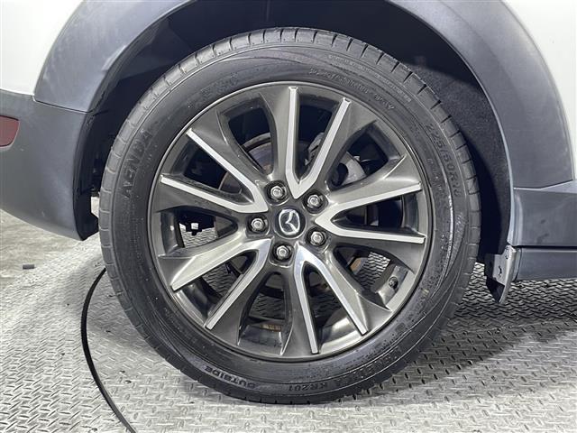 【純正アルミホイール】純正の専用アルミホイールが足元を飾ります！ＩＤＯＭでは、社外アルミホイールや、スタッドレスタイヤも取扱いしております。ぜひご相談ください。