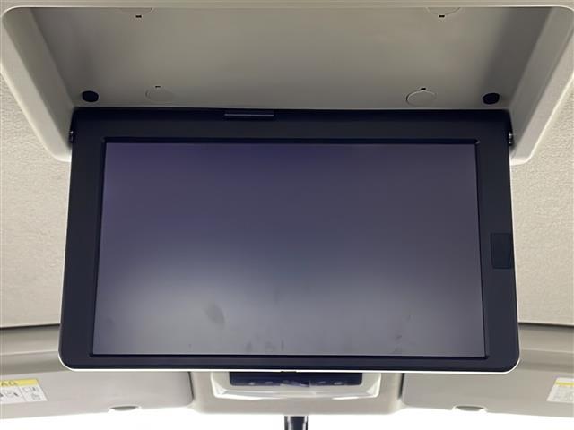 【後席モニター（フリップダウンモニター）】後部座席からも、ＤＶＤや映画・ライブ映像など様々な動画が楽しめドライブが退屈しません！※機種によって接続できる映像が異なります。