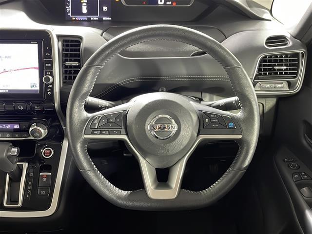 【ステアリング】軽い力で扱いやすいハンドルです。目立つ傷やスレなどなく綺麗な状態です！「プレミアム抗菌コートＧ」をいれていただくとさらに快適に！清潔なお車はお子様にも安心ですね！