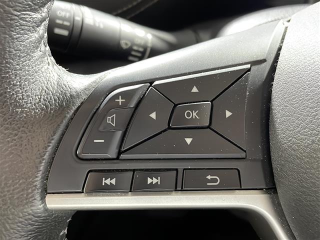【ステアリングスイッチ】手元のボタンから、オーディオやナビなどの操作ができるので、よそ見をせずに安全に運転に集中できます！