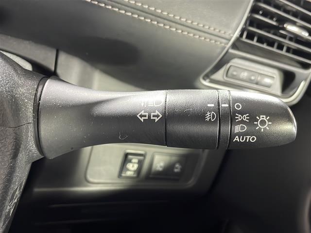 【オートライト（ＡＵＴＯ）】外の明るさをシステムが感知して、自動でヘッドライトが点灯します！ヘッドライトをつけ忘れを防ぐ便利機能です。