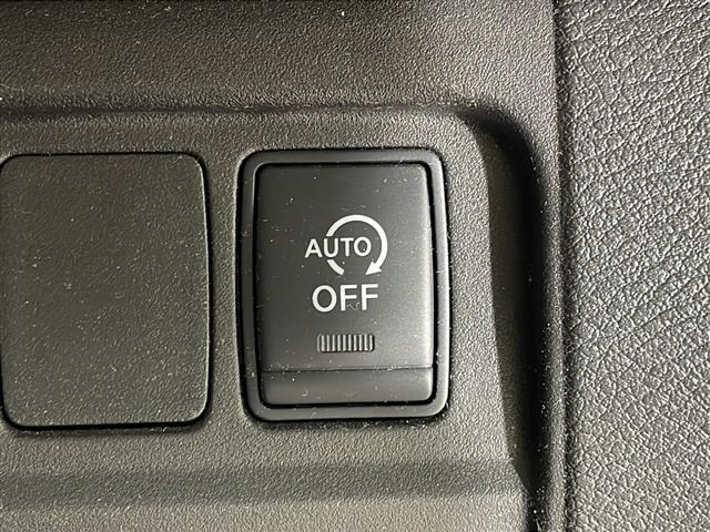 【アイドリングストップ】信号待ちや一時停止時に、エンジンのアイドリングを自動的にストップして、燃費の向上に貢献します！