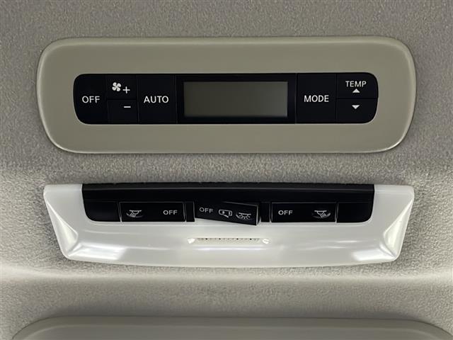 【Ｗエアコン（後席エアコン）】エアコンが前席に加え、後部座席用にも独立して設置されていており、暑い夏でも寒い冬でも、車内に快適な空気を届けるので、いつでも快適な車内空間を創り上げます！