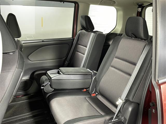 【セカンドシート】２列目もゆったりドライブを楽しめます。掲載箇所以外にご希望の写真がございましたらお気軽にお問い合わせ下さい。フロアマットは汚れが気になる場合は新品のご注文も承ります。