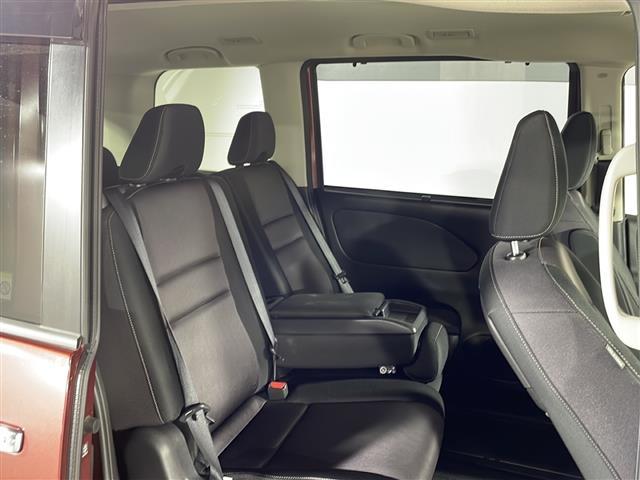 【セカンドシート】２列目もゆったりドライブを楽しめます。掲載箇所以外にご希望の写真がございましたらお気軽にお問い合わせ下さい。フロアマットは汚れが気になる場合は新品のご注文も承ります。