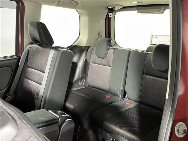 【サードシート】３列目もゆとりがあり居心地よくお過ごしいただけます。掲載箇所以外にご希望の写真がございましたらお気軽にお問い合わせ下さい。フロアマットは汚れが気になる場合は新品のご注文も承ります。