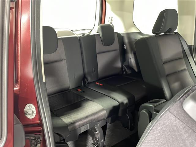 【サードシート】３列目もゆとりがあり居心地よくお過ごしいただけます。掲載箇所以外にご希望の写真がございましたらお気軽にお問い合わせ下さい。フロアマットは汚れが気になる場合は新品のご注文も承ります。