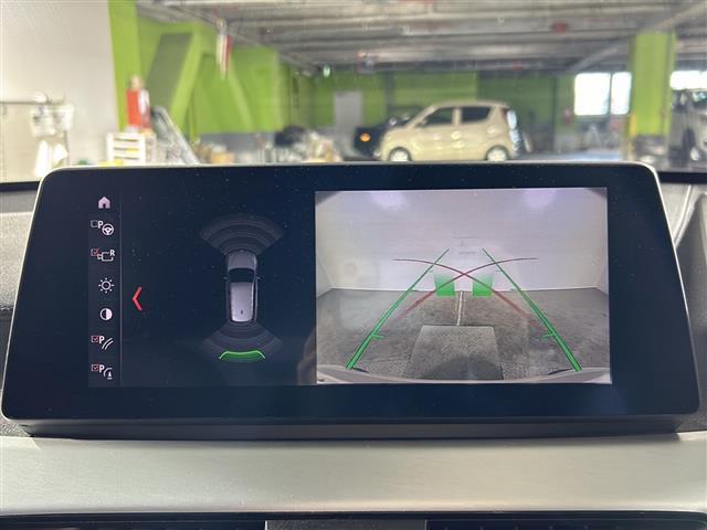 【バックモニター】後ろのカメラの映像をモニターに映し出すことができます！後方の見えない死角や、障害物との距離感をしっかり確認することができます！駐車が苦手な方におすすめです。