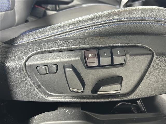 【ポジションメモリー（パワーシート）】それぞれのスイッチを押すと、あらかじめ設定したドライビングポジションに自動で調整してくれます。シートポジションがしっかり決まると、毎日の運転が楽になりますね！