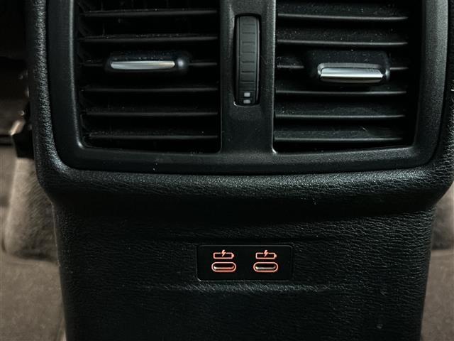 【アクセサリーソケット（電源ソケット）】電源からケーブルをつなげば、スマートフォンなどの電子機器の充電などを行うことができます！ゲーム機器や、カメラの充電にも便利ですね。