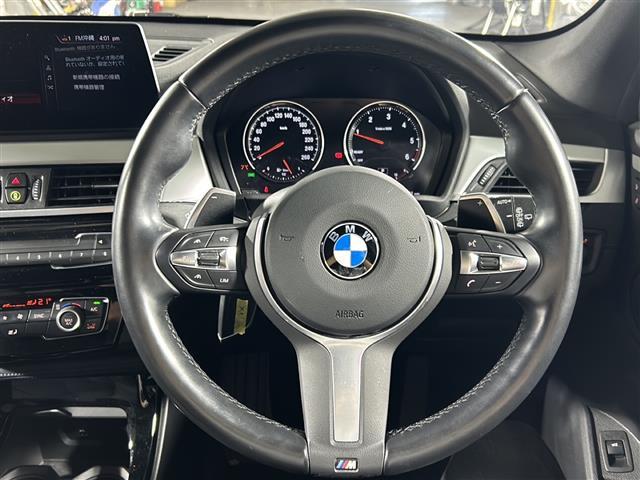 【ステアリング】軽い力で扱いやすいハンドルです。目立つ傷やスレなどなく綺麗な状態です！「プレミアム抗菌コートＧ」をいれていただくとさらに快適に！清潔なお車はお子様にも安心ですね！