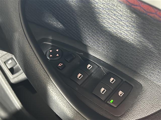 【パワーウインドウ】運転席のスイッチで、各席の窓ガラスの開閉ができます！あると便利ですよね！