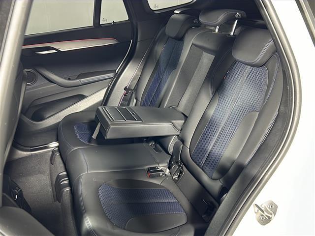 【後部座席】大人が座っても余裕のある広さです！！頭上や足元のスペースも広く取ってあります！