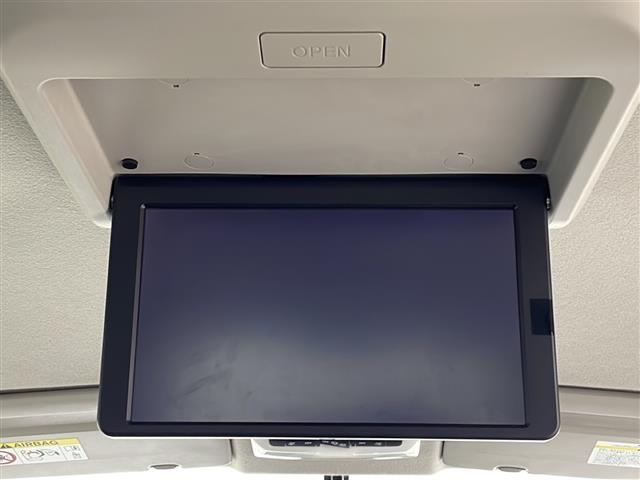 【後席モニター（フリップダウンモニター）】後部座席からも、ＤＶＤや映画・ライブ映像など様々な動画が楽しめドライブが退屈しません！※機種によって接続できる映像が異なります。