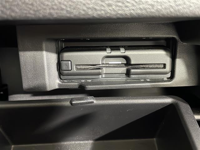 【ＥＴＣ】有料道路を利用する際に料金所で停止することなく通過できる、ＥＴＣ車載器（ノンストップ自動料金収受システム機器）が装備されています。セットアップを行うことで利用可能になります。