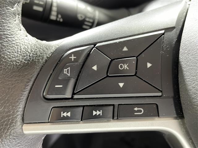 【ステアリングスイッチ】手元のボタンから、オーディオやナビなどの操作ができるので、よそ見をせずに安全に運転に集中できます！