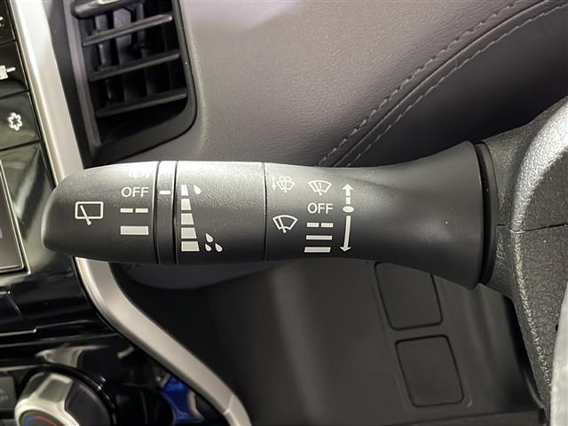 【オートワイパー（ＡＵＴＯ）】雨が降り出した時に、雨滴検出用センサー（レインセンサー）が雨滴を感知すると、自動でワイパーが動作します。