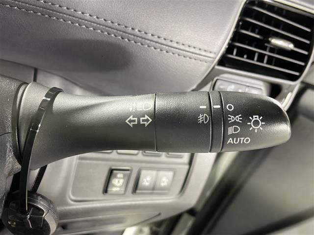 【オートライト（ＡＵＴＯ）】外の明るさをシステムが感知して、自動でヘッドライトが点灯します！ヘッドライトをつけ忘れを防ぐ便利機能です。