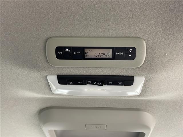 【Ｗエアコン（後席エアコン）】エアコンが前席に加え、後部座席用にも独立して設置されていており、暑い夏でも寒い冬でも、車内に快適な空気を届けるので、いつでも快適な車内空間を創り上げます！