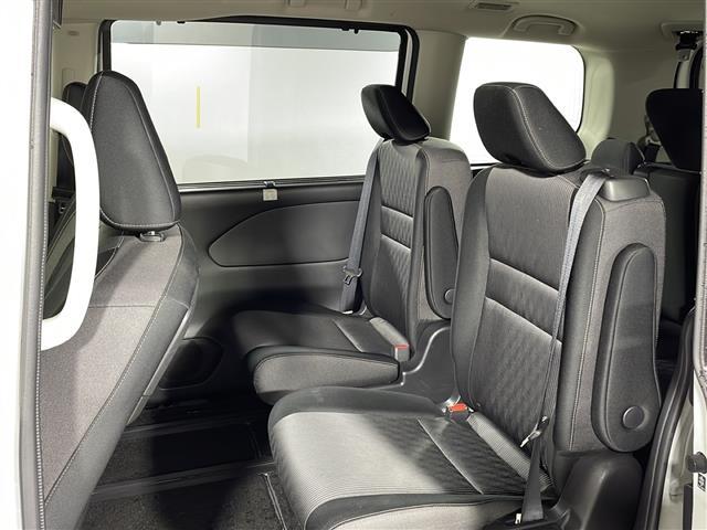 【セカンドシート】２列目もゆったりドライブを楽しめます。掲載箇所以外にご希望の写真がございましたらお気軽にお問い合わせ下さい。フロアマットは汚れが気になる場合は新品のご注文も承ります。