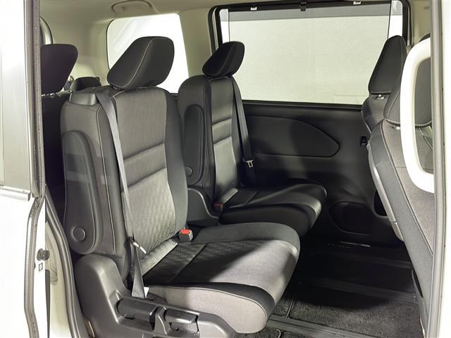 【セカンドシート】２列目もゆったりドライブを楽しめます。掲載箇所以外にご希望の写真がございましたらお気軽にお問い合わせ下さい。フロアマットは汚れが気になる場合は新品のご注文も承ります。