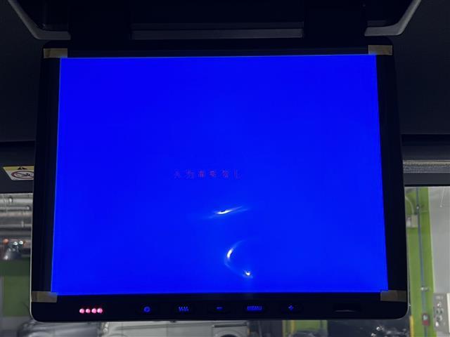 【後席モニター（フリップダウンモニター）】後部座席からも、ＤＶＤや映画・ライブ映像など様々な動画が楽しめドライブが退屈しません！※機種によって接続できる映像が異なります。