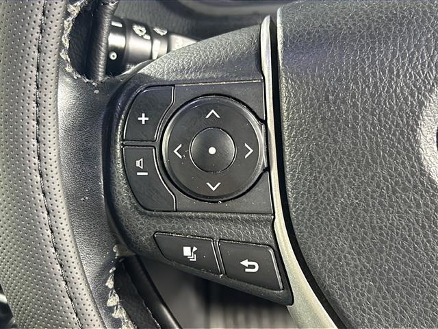【ステアリングスイッチ】手元のボタンから、オーディオやナビなどの操作ができるので、よそ見をせずに安全に運転に集中できます！