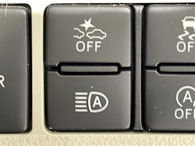 【オートマチックハイビーム】先行車や対向車などを検知して、ハイビームとロービームを自動的に切り替えてくれます！まわりのドライバーに眩しい思いをさせることなく、運転に集中しやすい視界を確保します。