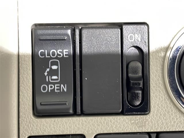 【パワースライドドア】小さなお子さまでも、助手席側のスライドドアはボタン一つで乗り降りラクラクです！両手に荷物を抱えている時でもボタンを押せば自動で開閉してくれます。