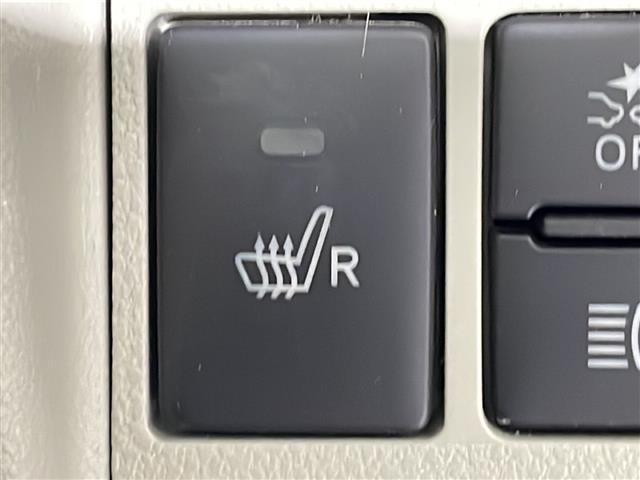 【シートヒーター】シートを温めてくれる暖房機器です！長時間座っていると負担が掛かりやすい背中や腰、または冬場などの寒い日に冷えやすい脚部に快適なぬくもりを伝えます。