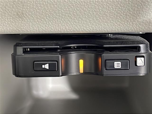 【ＥＴＣ】有料道路を利用する際に料金所で停止することなく通過できる、ＥＴＣ車載器（ノンストップ自動料金収受システム機器）が装備されています。セットアップを行うことで利用可能になります。